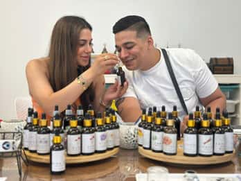 Casco antiguo de Antalya: taller de perfumes en Antalya con más de 90 esencias.