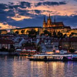 Praga: tour in barca con fondo in vetro, cena e musica dal vivo