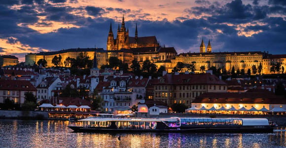 Prague: Glass Boat Sightseeing Dinner Cruise & Live Music