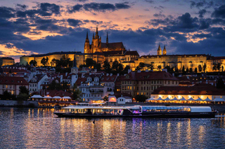 Praga: tour in barca con fondo in vetro, cena e musica dal vivo
