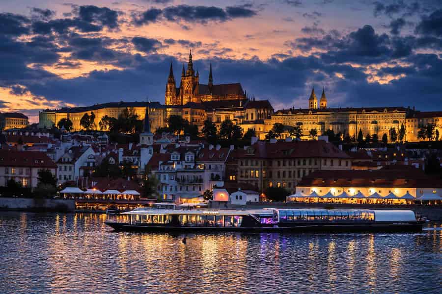 Prag: Sightseeing-Dinner-Bootsfahrt im Glasboot & Livemusik. Foto: GetYourGuide Prag: Sightseeing-Dinner-Bootsfahrt im Glasboot & Livemusik. Foto: GetYourGuide