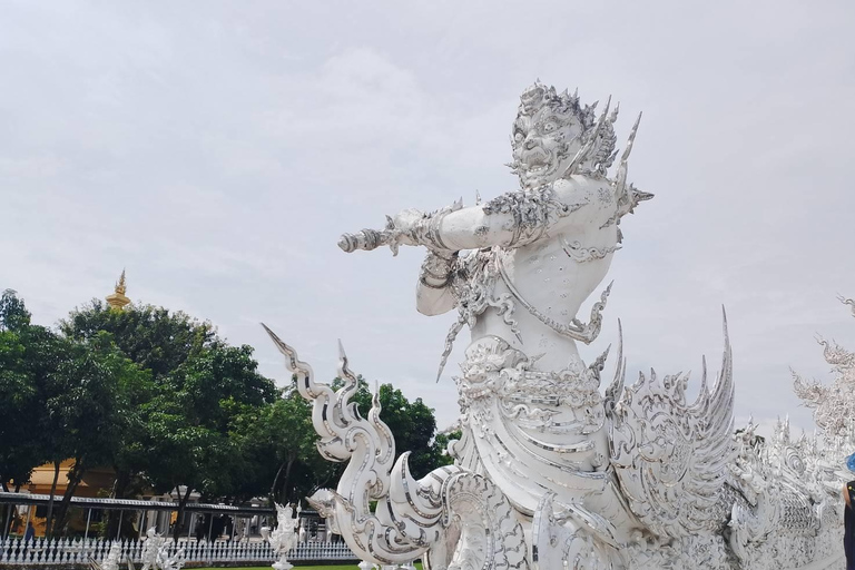 Excursión a los templos rojo, azul y blanco y a las aguas termales desde Chaing MaiTemplos rojos, azules y blancos y viaje a aguas termales desde Chaing Mai