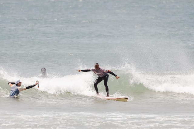 Cascais: Group Surf Lesson with Video Coaching Session