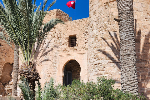 Samodzielna przejażdżka hulajnogą elektryczną po HoumetSouk: wolność gwarantowana!Przejażdżka hulajnogą elektryczną w HoumetSouk: wolność gwarantowana!