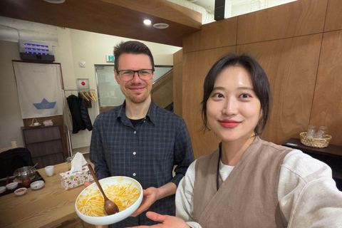 Busan: Market Tour & Hands-on Korean Cooking Class Gimbap & Tteokbokki