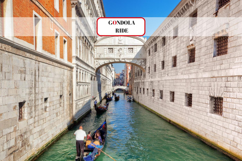 Wenecja: Wspólna gondola przez zapierający dech w piersiach Most WestchnieńWspólna gondola o zachodzie słońca przez zapierający dech w piersiach Most Westchnień