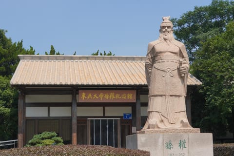Nanjing: History & Qinhuai Night Private Day Tour
