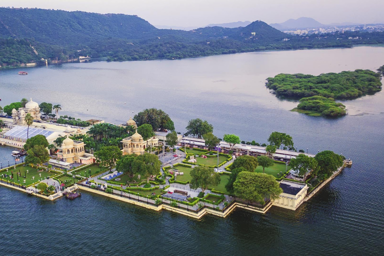 Udaipur: Private City Tour with Vintage Cars & Havelis