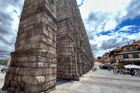 Madrid: Dia inteiro em Segóvia e Ávila com ingressos para o Alcázar e a MuralhaSegóvia e Ávila com ingressos