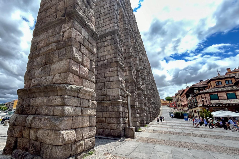 Madrid: Dia inteiro em Segóvia e Ávila com ingressos para o Alcázar e a MuralhaSegóvia e Ávila com ingressos