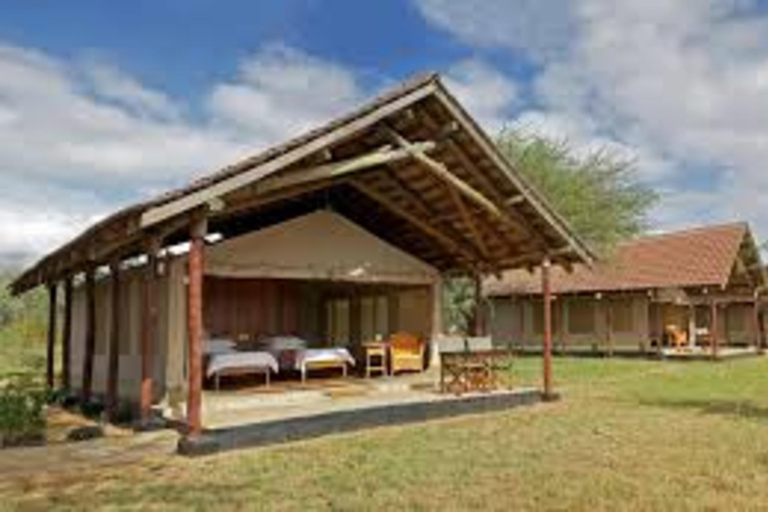 From Nairobi: 9-Day Kenya Classic Lodge Safari