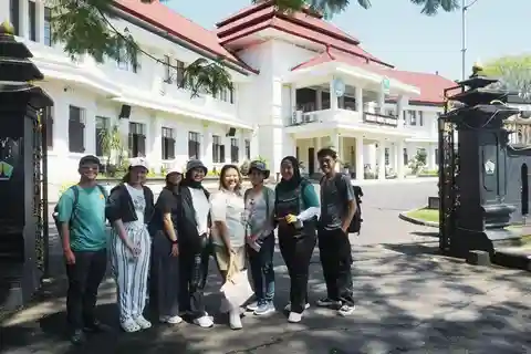 Malang: City Highlights Walking Tour