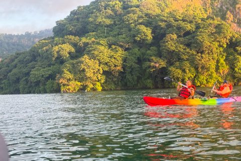 San Salvador: Wycieczka kajakowa o wschodzie słońca po jeziorze Ilopango z odbiorem