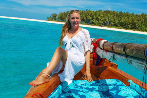 Ab Stone Town: Mnemba-Delfine und Schnorcheln mit Mittagessen