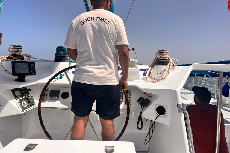 Djerba : croisière de luxe en catamaran avec baignade et collationDjerba : croisière de luxe en catamaran avec baignade et collations