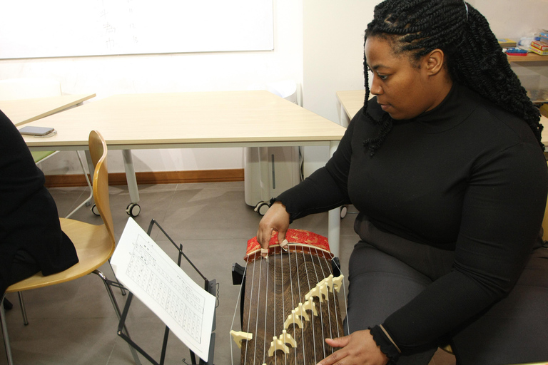 Experiential lesson of the Japanese instrument "Koto"