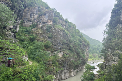 Berat: Viagem de 1 dia ao Canyon Osum e à Cachoeira BogoveBerat: Viagem de 1 dia ao Canyon Osum e à Cascata Bogove