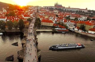 Prag: Sightseeing Bootsfahrt mit Buffet Abendessen
