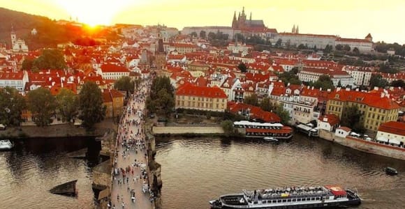 Prague: Sightseeing Boat Cruise with Buffet Dinner