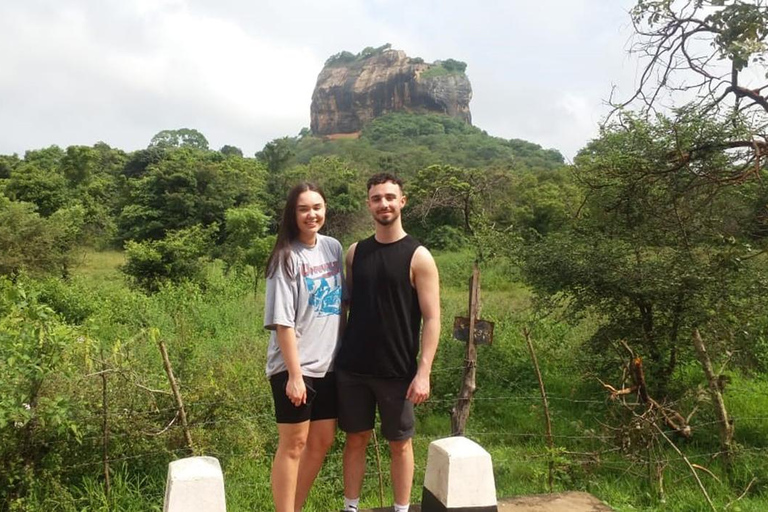 Desde Kandy Excursión de un día en Tuk Tuk por las rocas de Sigiriya y Pidurangala