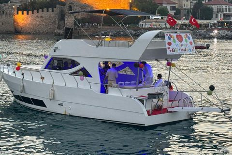 Alanya: 4 Hours low priced luxury VIP yacht tour.