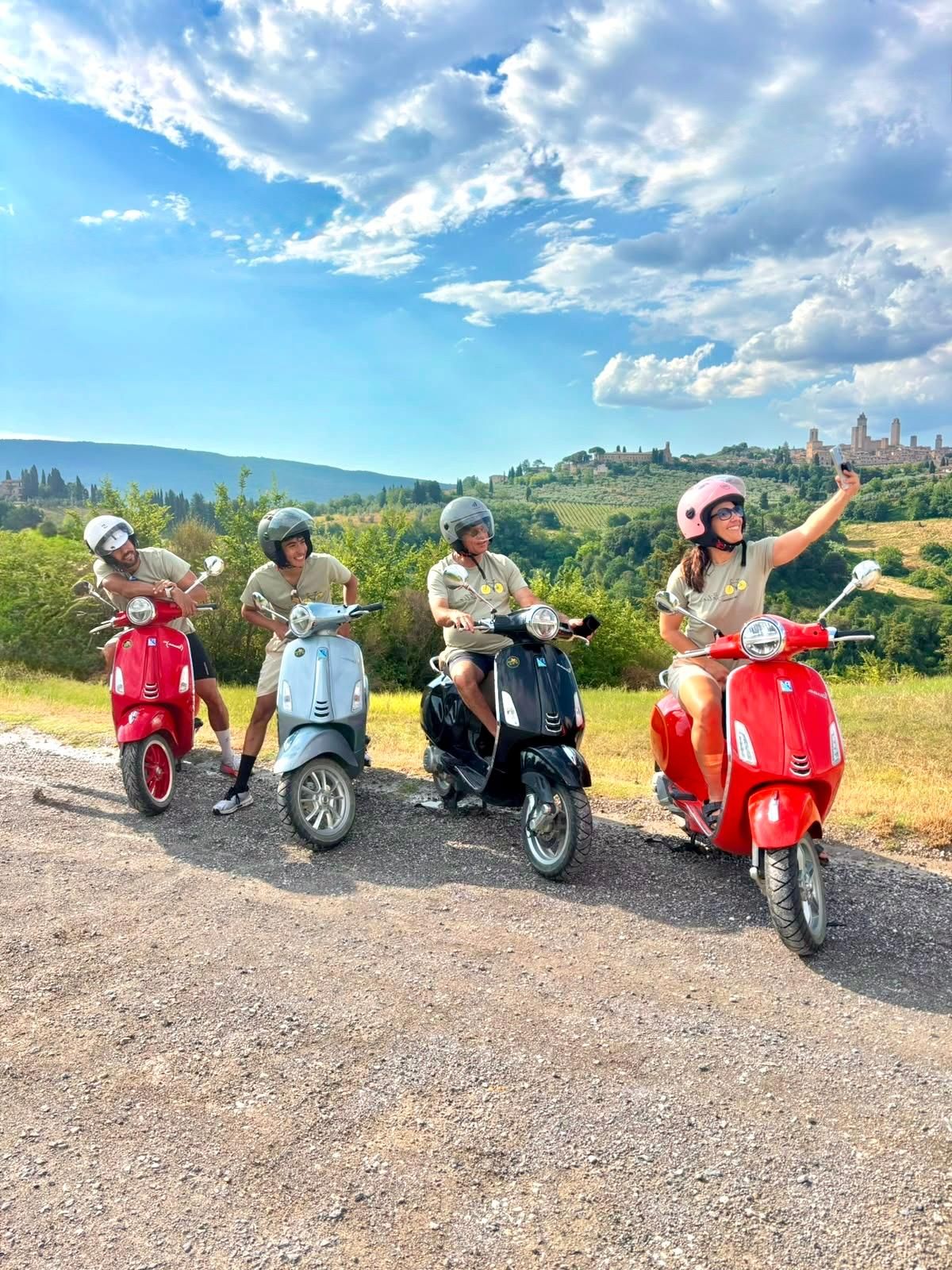 Toskana: Vespa-Tour für kleine Gruppen, mittelalterliche Dörfer, Weingut, Mittagessen