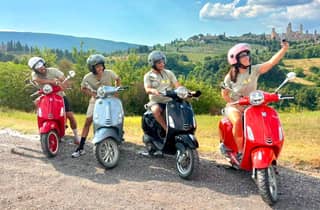 Toskana: Vespa-Tour für kleine Gruppen, mittelalterliche Dörfer, Weingut, Mittagessen
