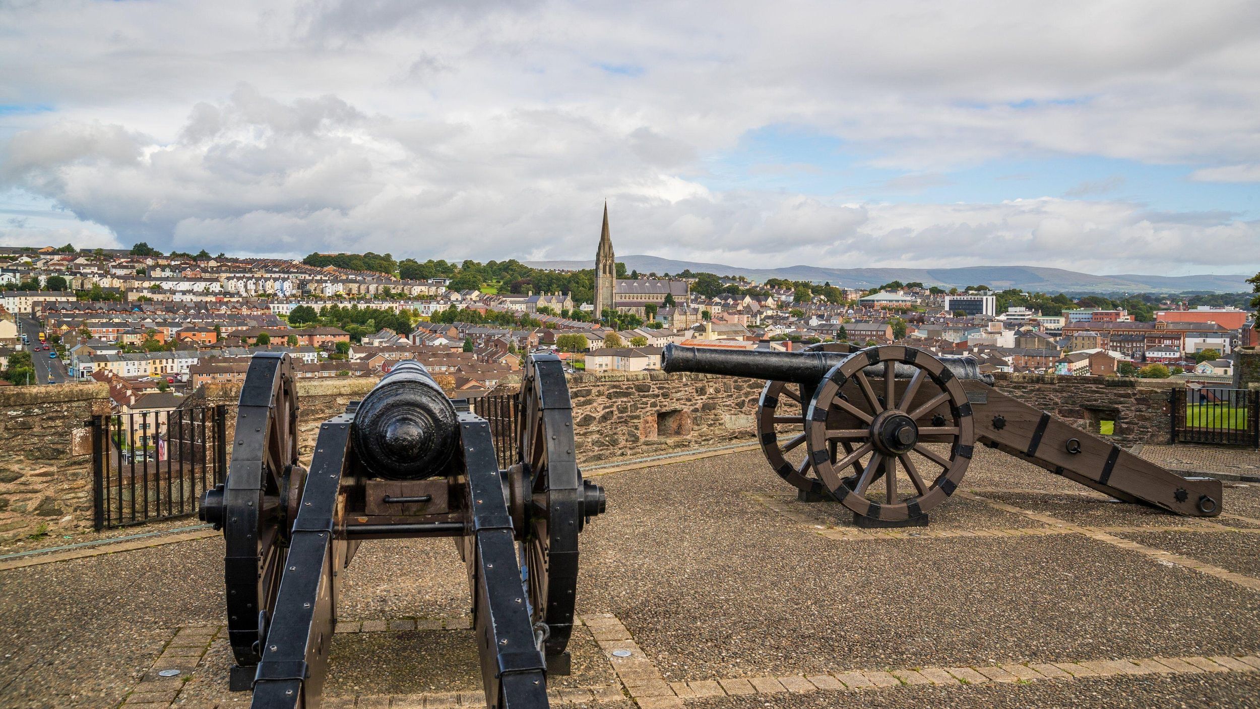 Belfast: Derry- & Donegal-Tour mit Famine-Village-Option