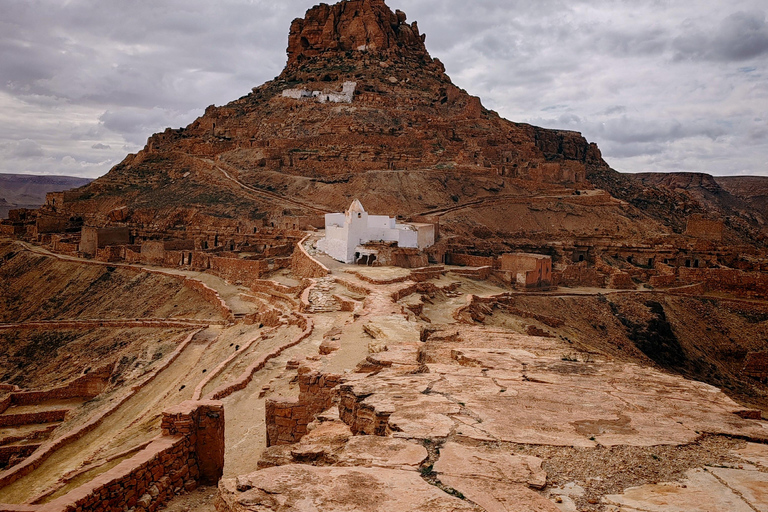 Douz Sahara: Trek and Yoga in a Nomadic Bivouac Douz Sahara: trek and yoga in a nomadic bivouac