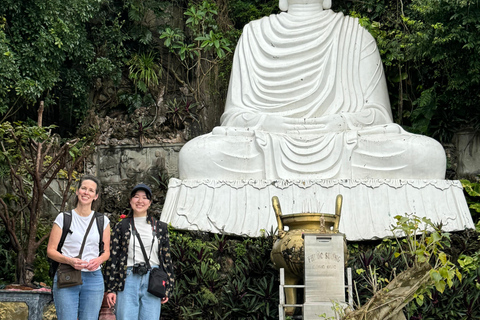 Impresionante puesta de sol en las Montañas de Mármol y la pagoda Linh Ung.Increíble puesta de sol en las Montañas de Mármol y la pagoda Linh Ung