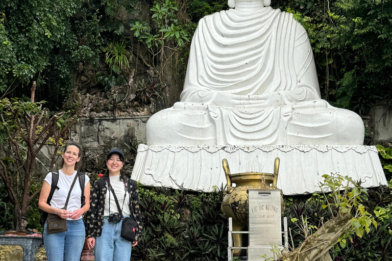 Impresionante puesta de sol en las Montañas de Mármol y la pagoda Linh Ung.Increíble puesta de sol en las Montañas de Mármol y la pagoda Linh Ung