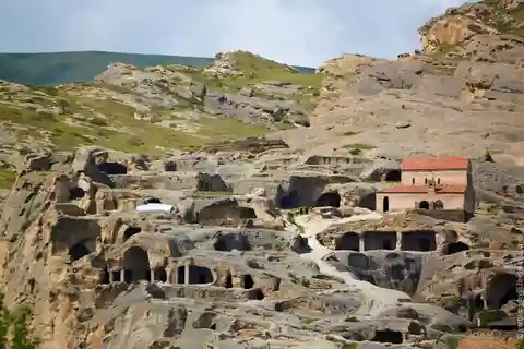 Da Tbilisi: Tour guidato di Mtskheta, Jvari, Gori, Uplistsikhe