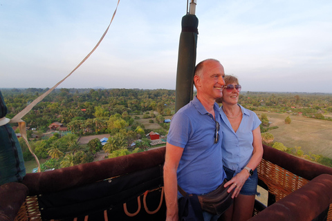 De Krong Siem Reap: Passeio de balão de ar quente em Angkor com serviço de busca