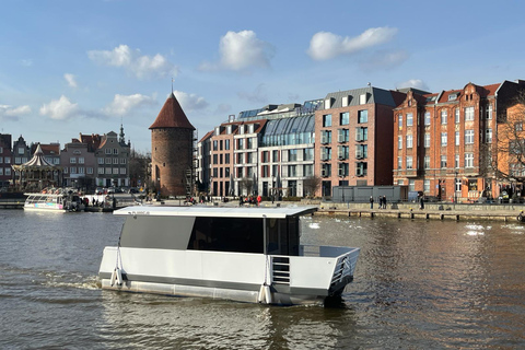 Nuevo autobús acuático diminuto en el río Motława de Gdańsk