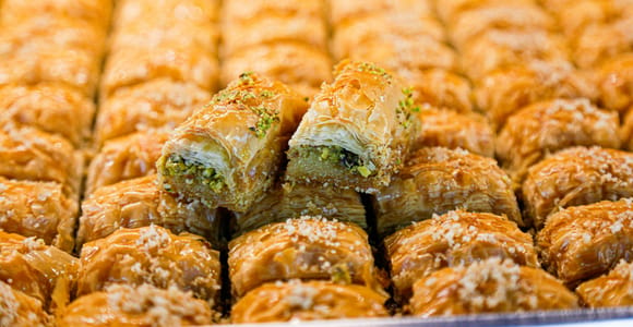 Mykonos Town: Food Walking Tour with Famous Tastings