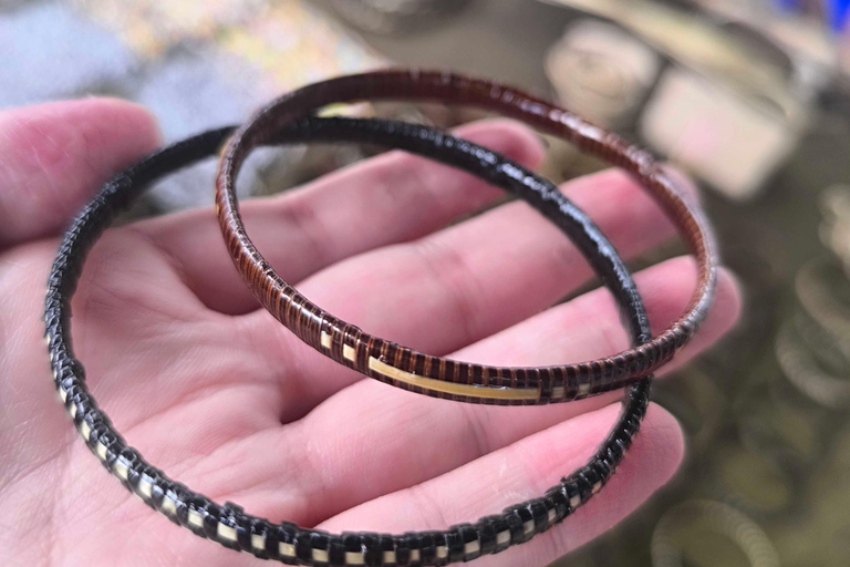 Phnom Penh: laboratorio di braccialetti e anelli in legno del monte KirirumPhnom Penh: Laboratorio di braccialetti e anelli in legno del monte Kirirum