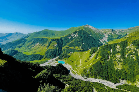 Da Tbilisi: Tour di Gudauri e KazbegiDa Tbilisi: Tour privato Gudauri, Kazbegi