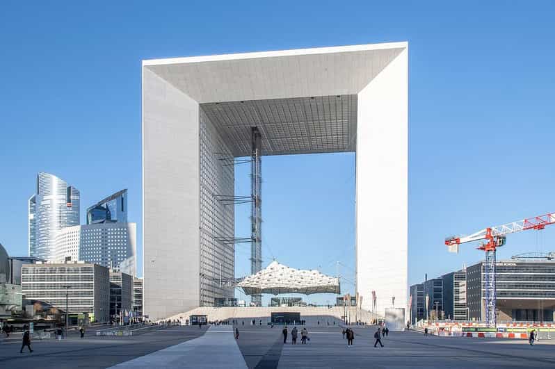 Paris: La Défense Modern District Walking Tour