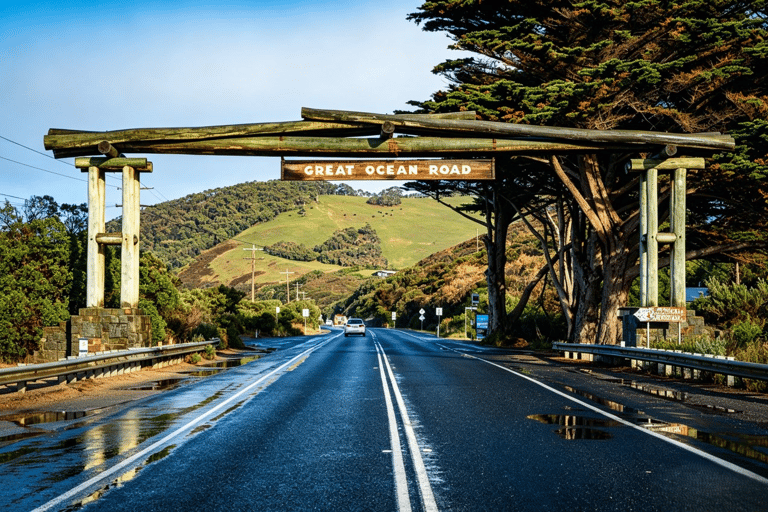 Great Ocean Road Boutique Minibus Reverse Tour & 12 Apostles Minibus Meeting Point Pickup (Max 23 Guests)