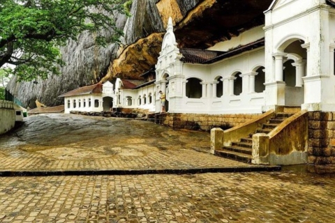 "Circuit d'immersion au temple de la grotte de Dambulla et au village culturel