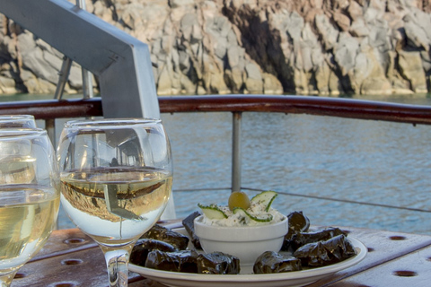 Santorini: Traditionele rondvaart per houten boot met maaltijd en wijnDagcruise