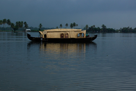 From Kochi: Alleppey Houseboat Cruise with Meals & Transfers
