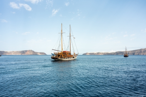 Santorini: crucero por las islas volcánicas y aguas termalesCrucero con recogida y regreso al hotel (sin visita a Oia)