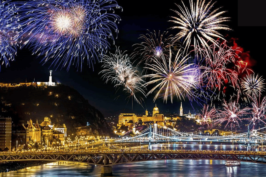 Budapest: Feuerwerks-Bootsfahrt am 20. August – Bootsfahrt mit unbegrenztem Prosecco. Foto: GetYourGuide