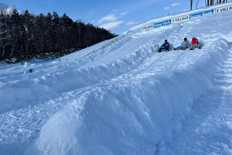 Speel met sneeuw bij HOKKAIDO Sneeuwpark &amp; Outlet ShoppingSki- en rodelervaring volledig draaiboek