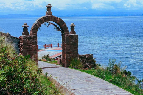 Vanuit Puno: Uros en Taquile eilanden dagvullende tour met lunch