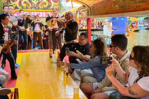CDMX: Festa Trajinera com bebidas, música e tacos.