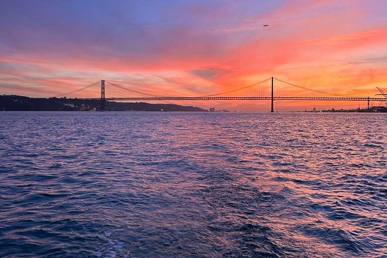 Lisbon Sunset Boat Tour–Golden Hour Cruise w/ Welcome Drink