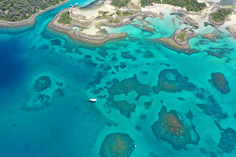 Athènes : excursion d&#039;une journée en bateau avec baignade et piscine thermaleAthènes : excursion d&#039;une journée en bateau vers les îles avec baignade
