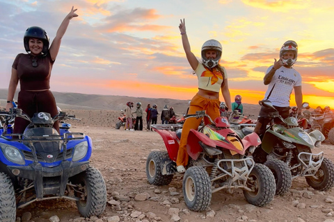 Marrakesz: Agafay Quad Tour z przejażdżką na wielbłądzie, kolacją i pokazemMarrakesz: Agafay Desert Quad Bike, Przejażdżka na wielbłądzie i Dinner Show